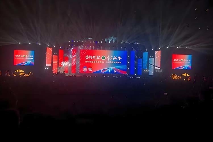 P2.6 Indoor Rental LED Display Ultra-High Refresh Rate 7680Hz Ringan 5-7.5kg Desain untuk Stage &amp; Event